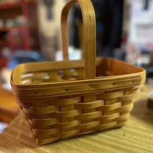 Longaberger spring Basket. Stationary handle.